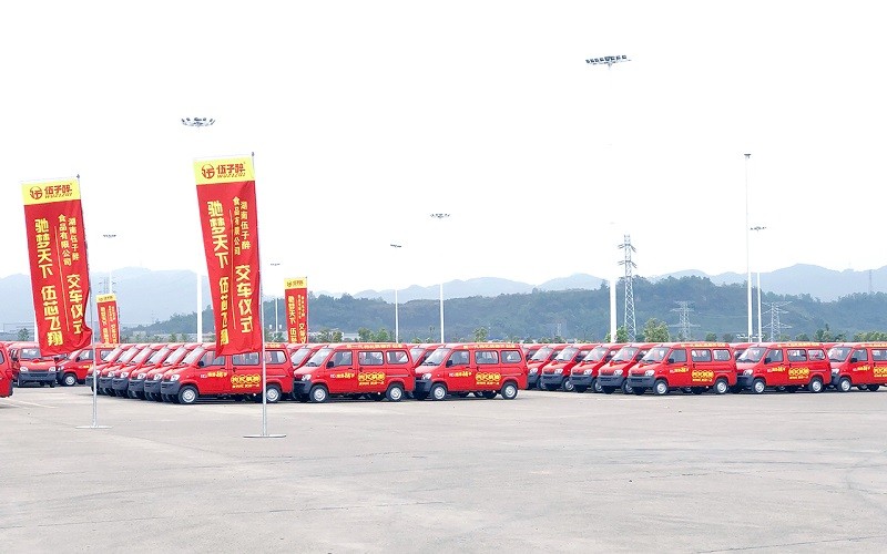 將“人民需求”進行到底,1000臺定制五菱之光交車